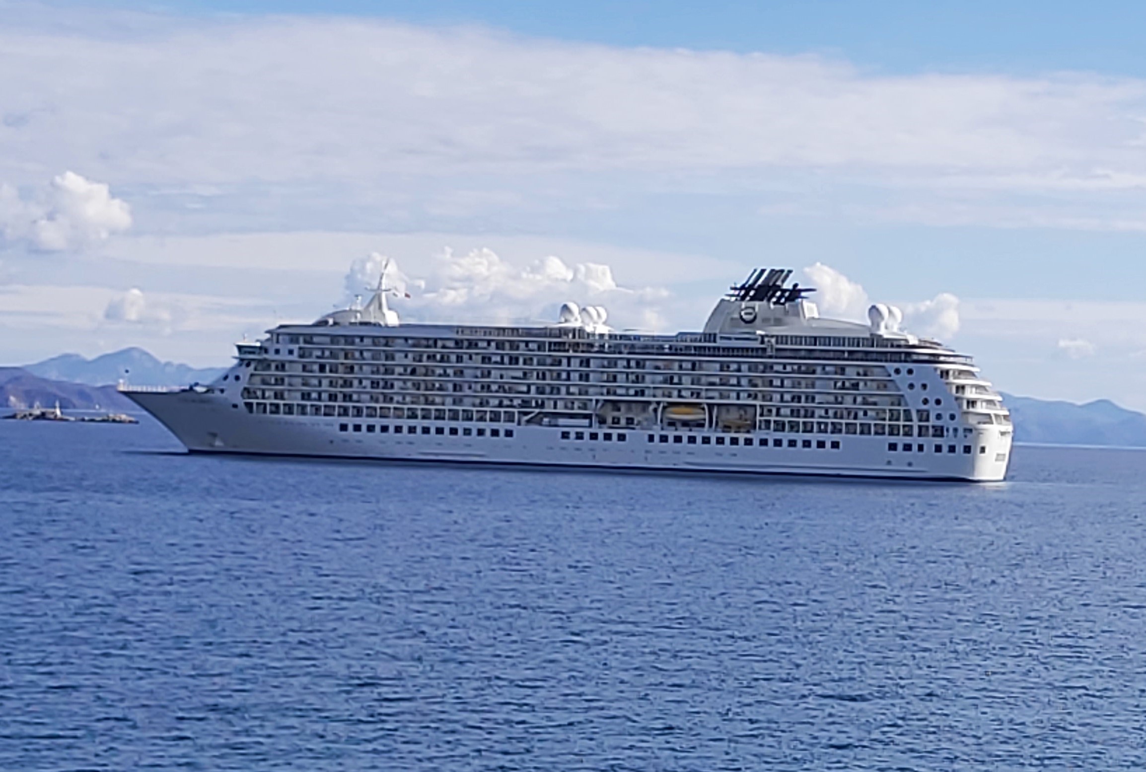 Datça’ya ilk kez kruvaziyer gemisi geldi: M/S The World