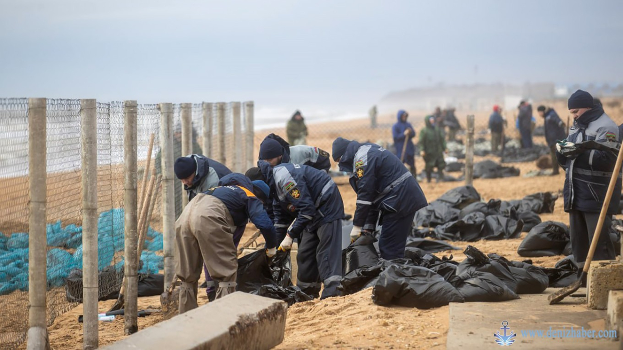 Karadeniz&#039;deki Petrol Felaketi: 50 Kilometrelik Kıyı Kirlendi