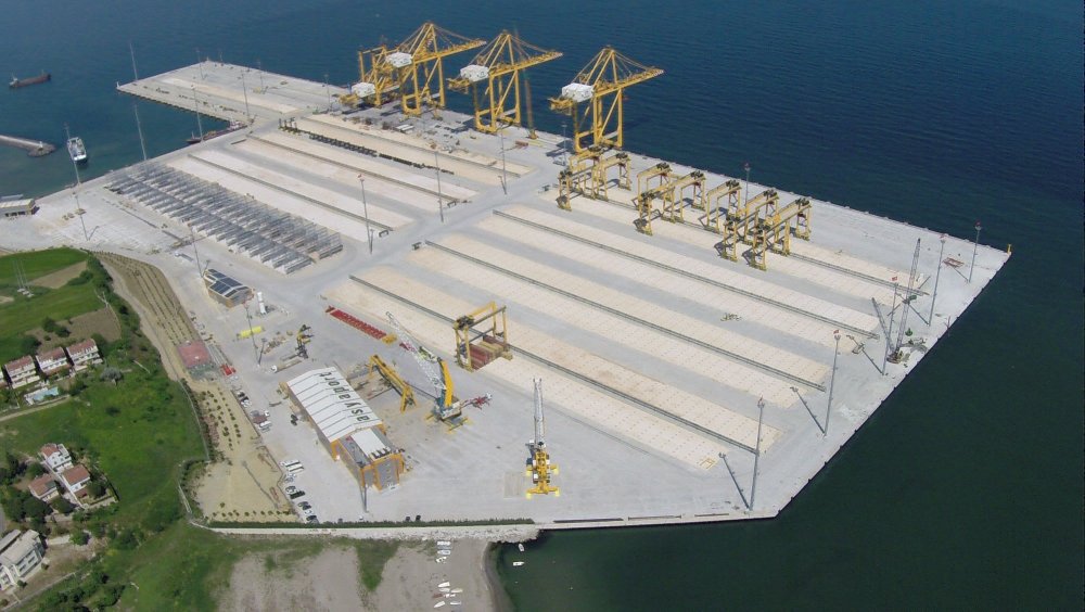 ASYAPORTA ILK GEMI YANASIYOR