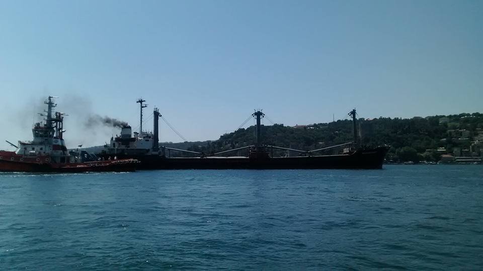 ISTANBUL BOGAZINDA GEMI YALIYA CARPTI