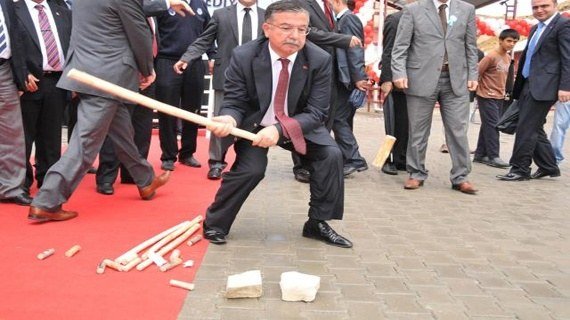 BAKAN ISMET YILMAZ GURUN SEMPOZYUMUNDAYDI