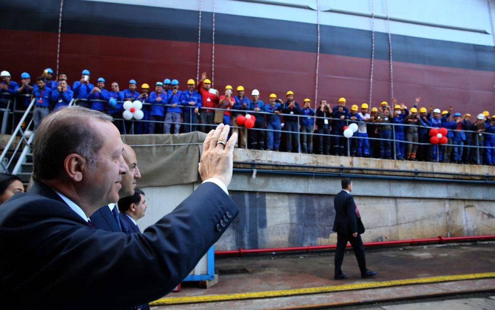 AMFIBI GEMI BAYRAKTAR SUYLA BULUSTU