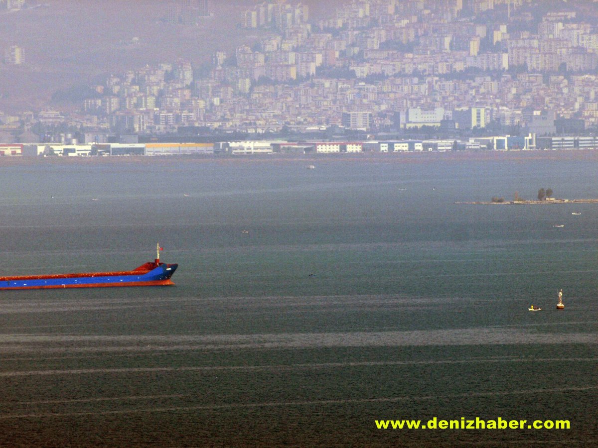 IZMIRDE GEMI KARAYA OTURDU