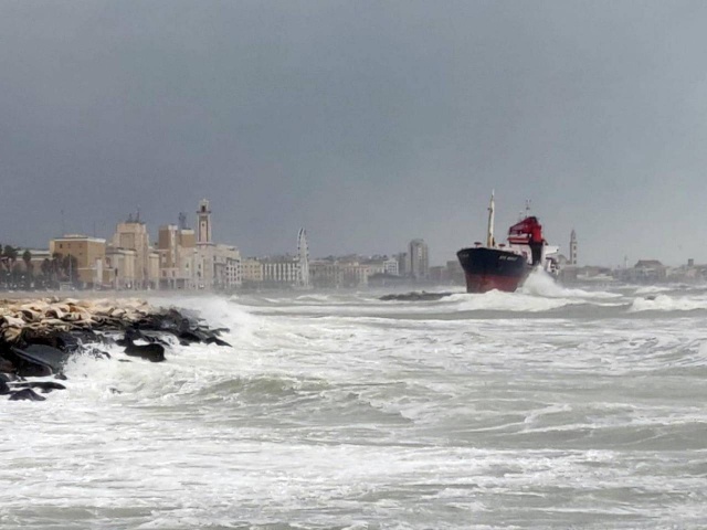 M/V EFE MURAT adlı Türk Kuru Yük Gemisi İtalya'da Karaya Oturdu