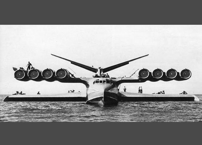 YUZEBILEN BIR UCAK UCABILEN BIR GEMI