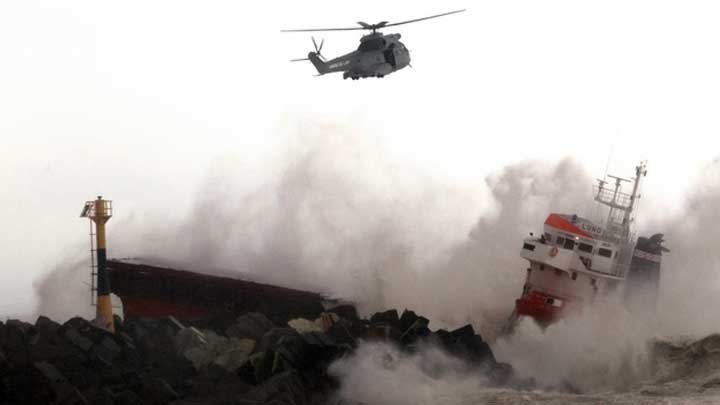 DALGALAR GEMIYI IKIYE BOLDU