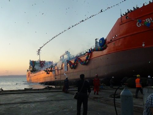 GOBUSTAN ADLI TANKER SUYA INDIRILDI