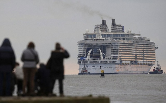 Dev yolcu gemisi denize indirildi