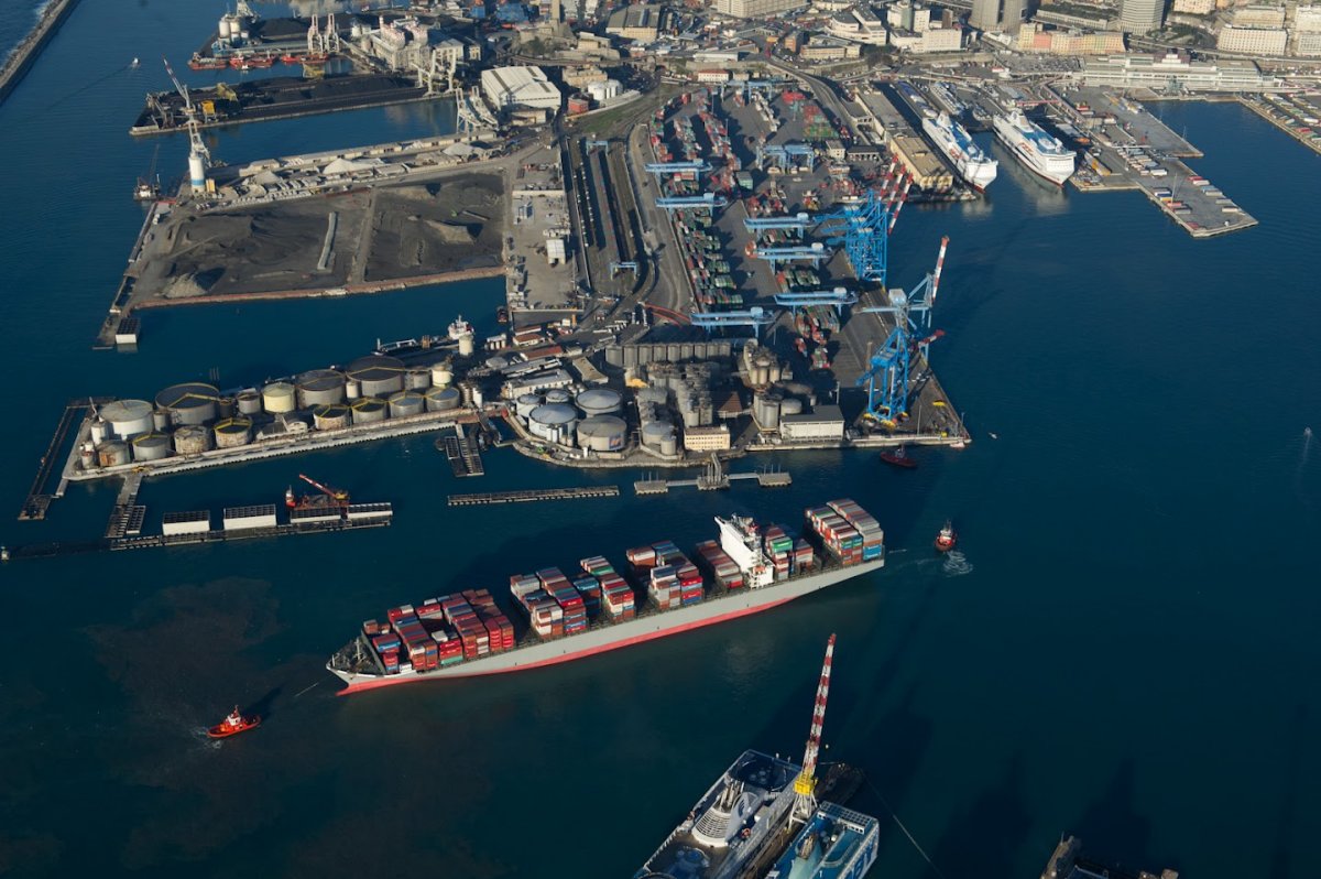 CENOVA LIMANINA EN BUYUK GEMI