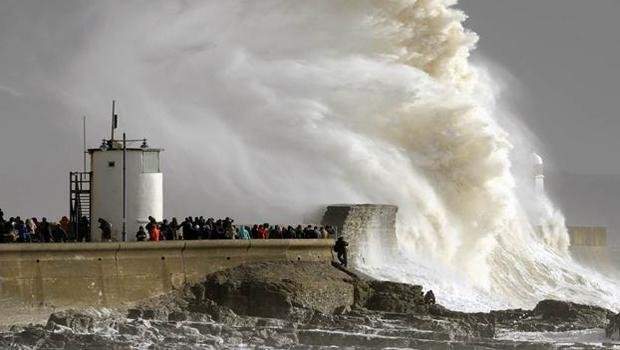 INGILTERE SEL VE FIRTINAYA TESLIM