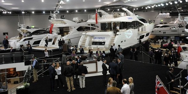 LONDRADA LUKS YATLAR GOZ KAMASTIRIYOR