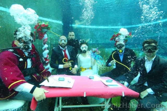 Gelinlik ve Damatlıkla Su Altında Nikah!