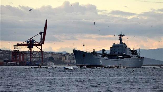 RUS SAVA GEMILERI ISTANBUL BOGINDAN GECTI