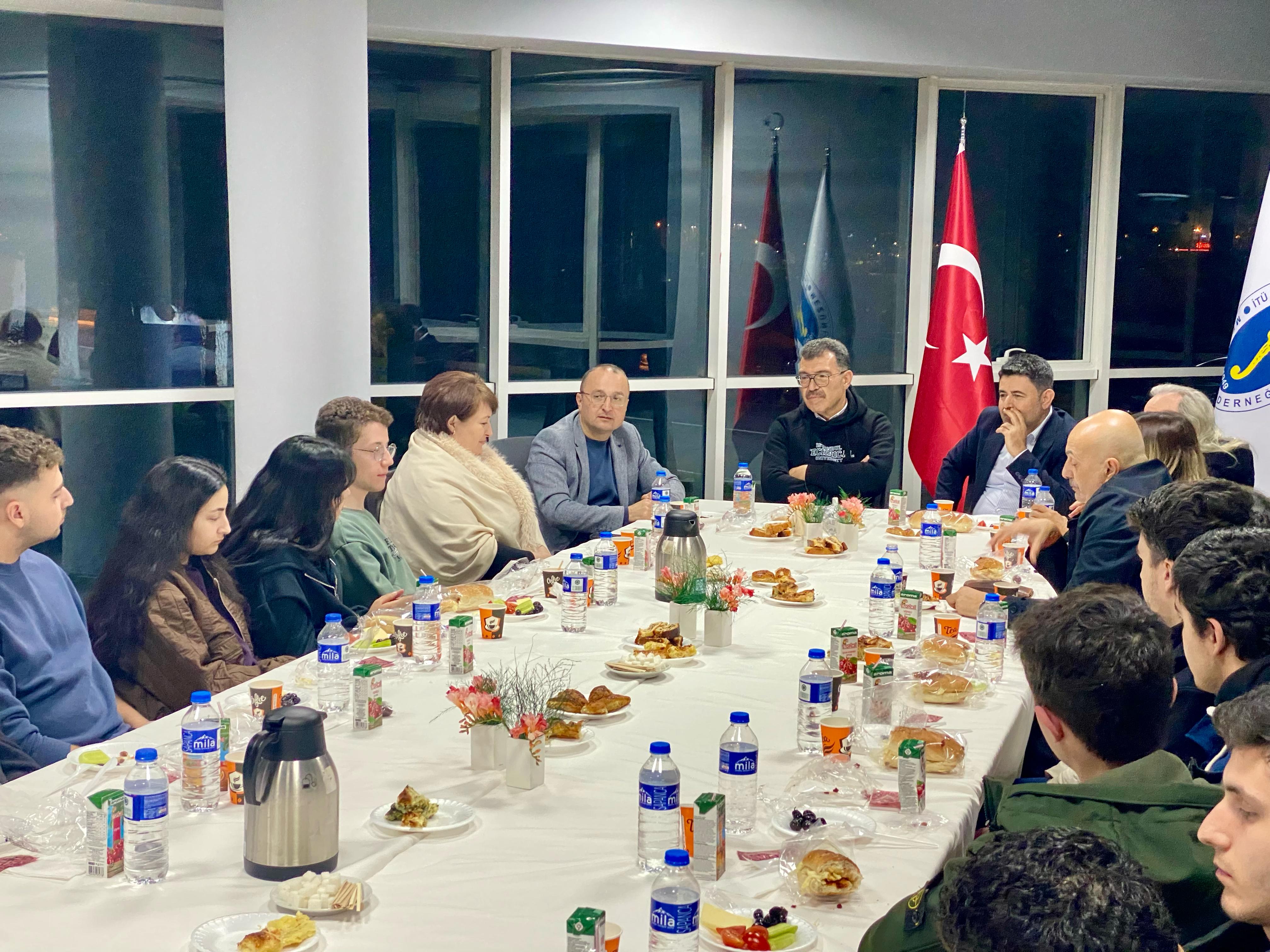 İTÜ Rektörü Denizci Öğrencilerle Sahurda Buluştu