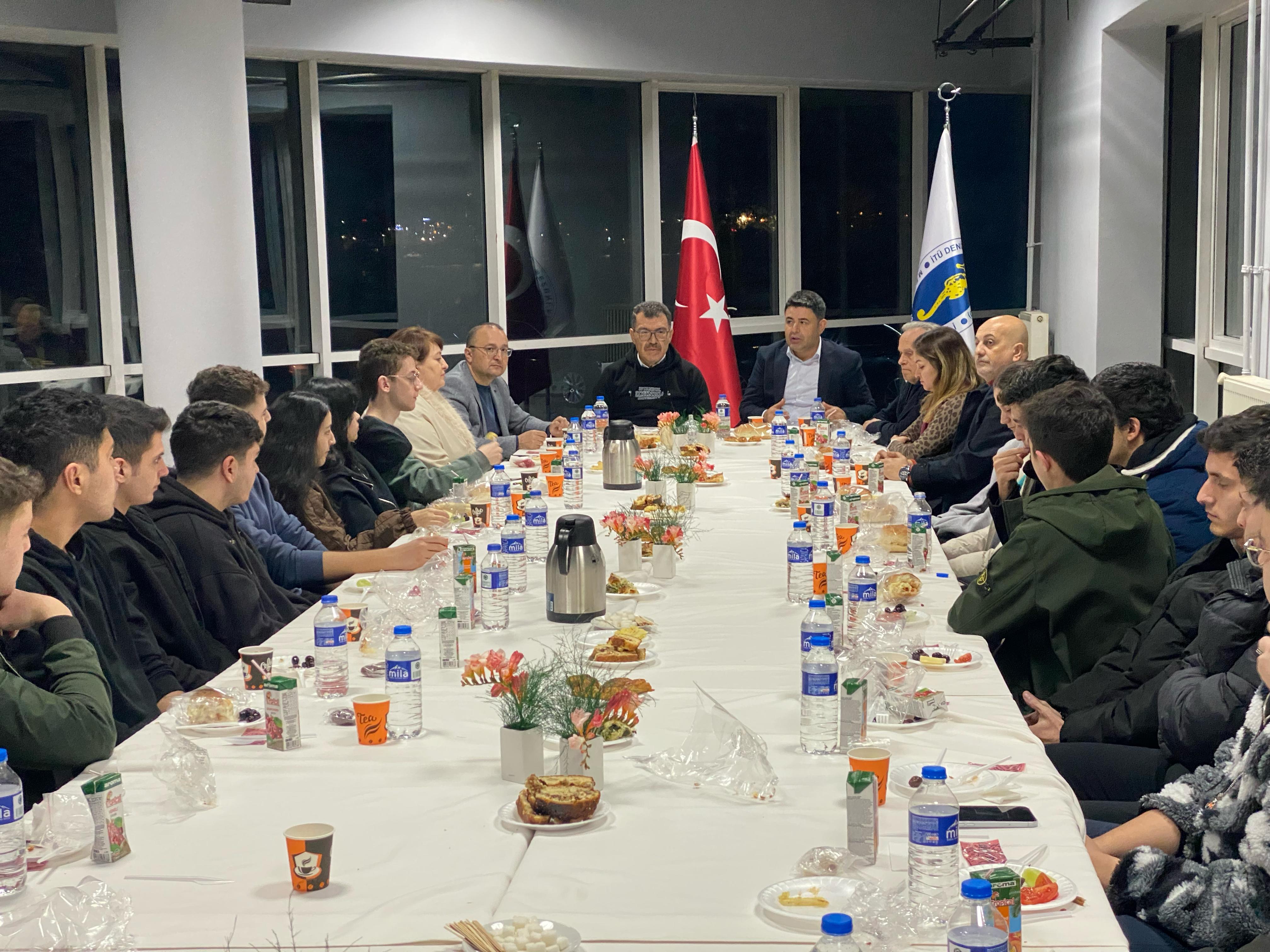 İTÜ Rektörü Denizci Öğrencilerle Sahurda Buluştu