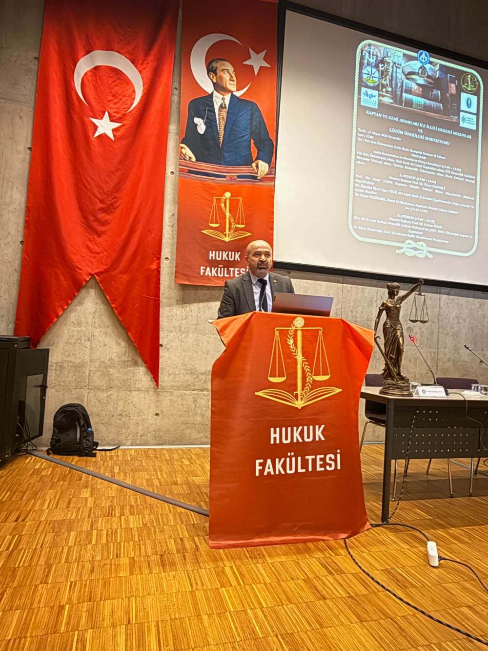 DENİZCİLİK SEKTÖRÜNDE HUKUKİ SORUNLAR PİRİ REİS ÜNİVERSİTESİ'NDE MASAYA YATIRILDI