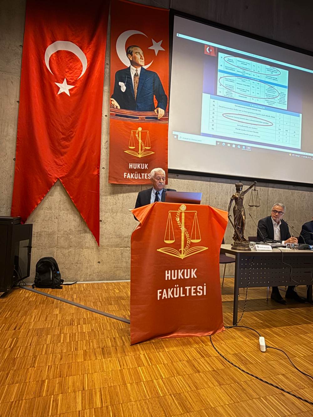 DENİZCİLİK SEKTÖRÜNDE HUKUKİ SORUNLAR PİRİ REİS ÜNİVERSİTESİ'NDE MASAYA YATIRILDI