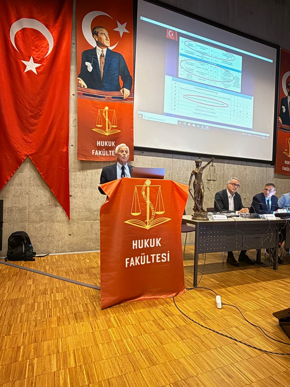 DENİZCİLİK SEKTÖRÜNDE HUKUKİ SORUNLAR PİRİ REİS ÜNİVERSİTESİ'NDE MASAYA YATIRILDI