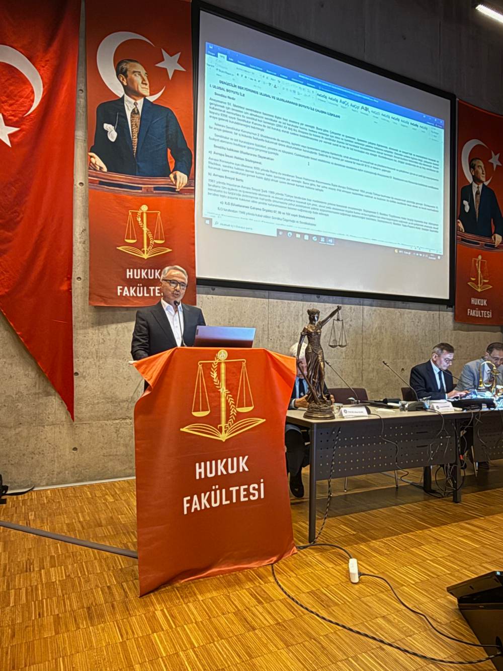 DENİZCİLİK SEKTÖRÜNDE HUKUKİ SORUNLAR PİRİ REİS ÜNİVERSİTESİ'NDE MASAYA YATIRILDI