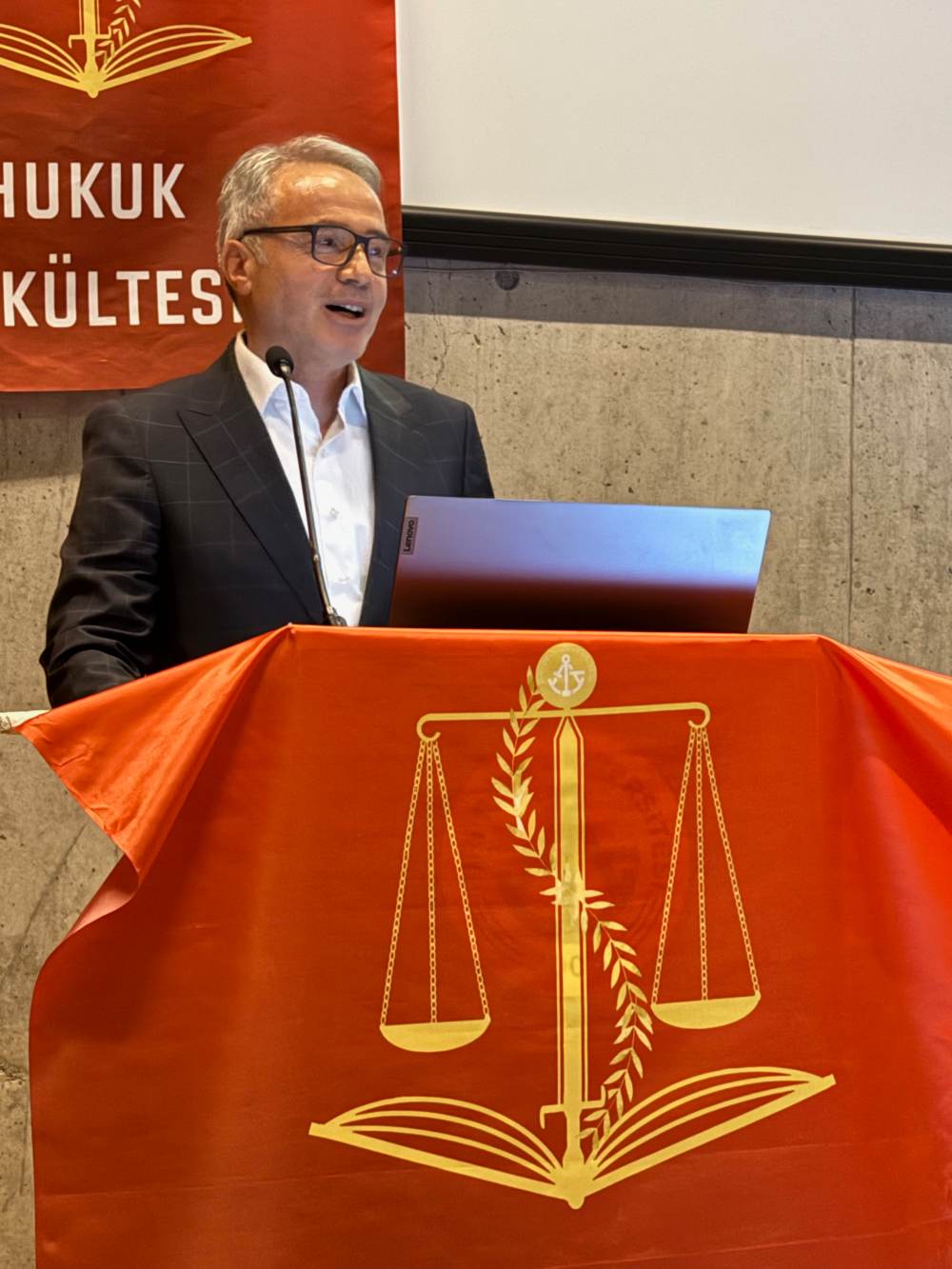 DENİZCİLİK SEKTÖRÜNDE HUKUKİ SORUNLAR PİRİ REİS ÜNİVERSİTESİ'NDE MASAYA YATIRILDI