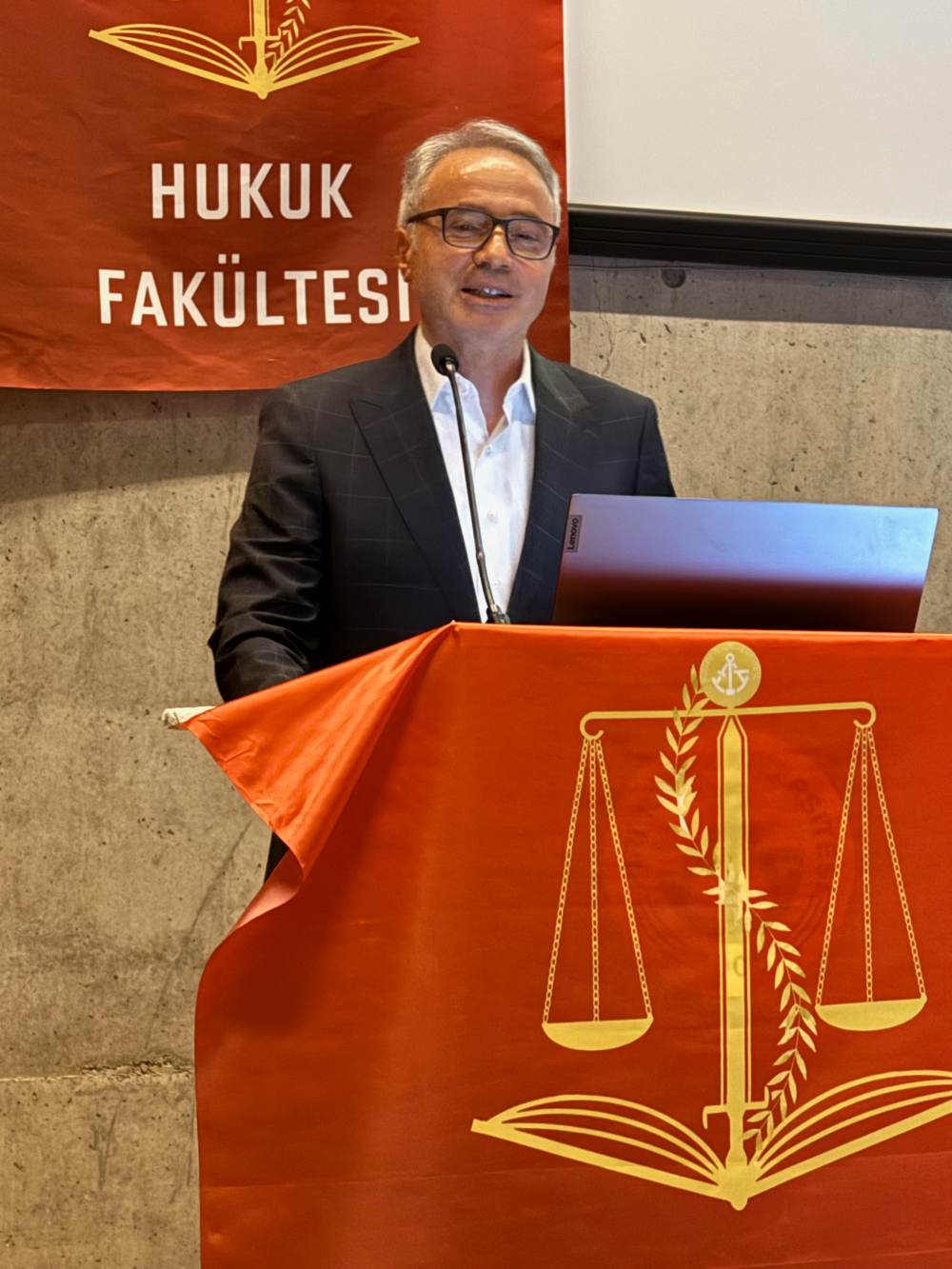 DENİZCİLİK SEKTÖRÜNDE HUKUKİ SORUNLAR PİRİ REİS ÜNİVERSİTESİ'NDE MASAYA YATIRILDI