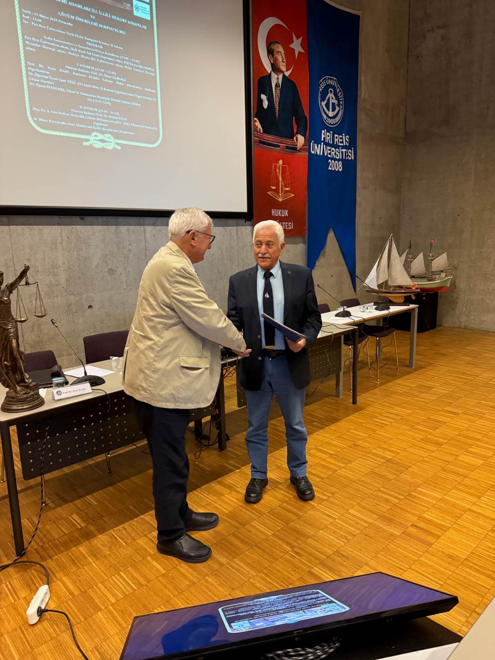 DENİZCİLİK SEKTÖRÜNDE HUKUKİ SORUNLAR PİRİ REİS ÜNİVERSİTESİ'NDE MASAYA YATIRILDI