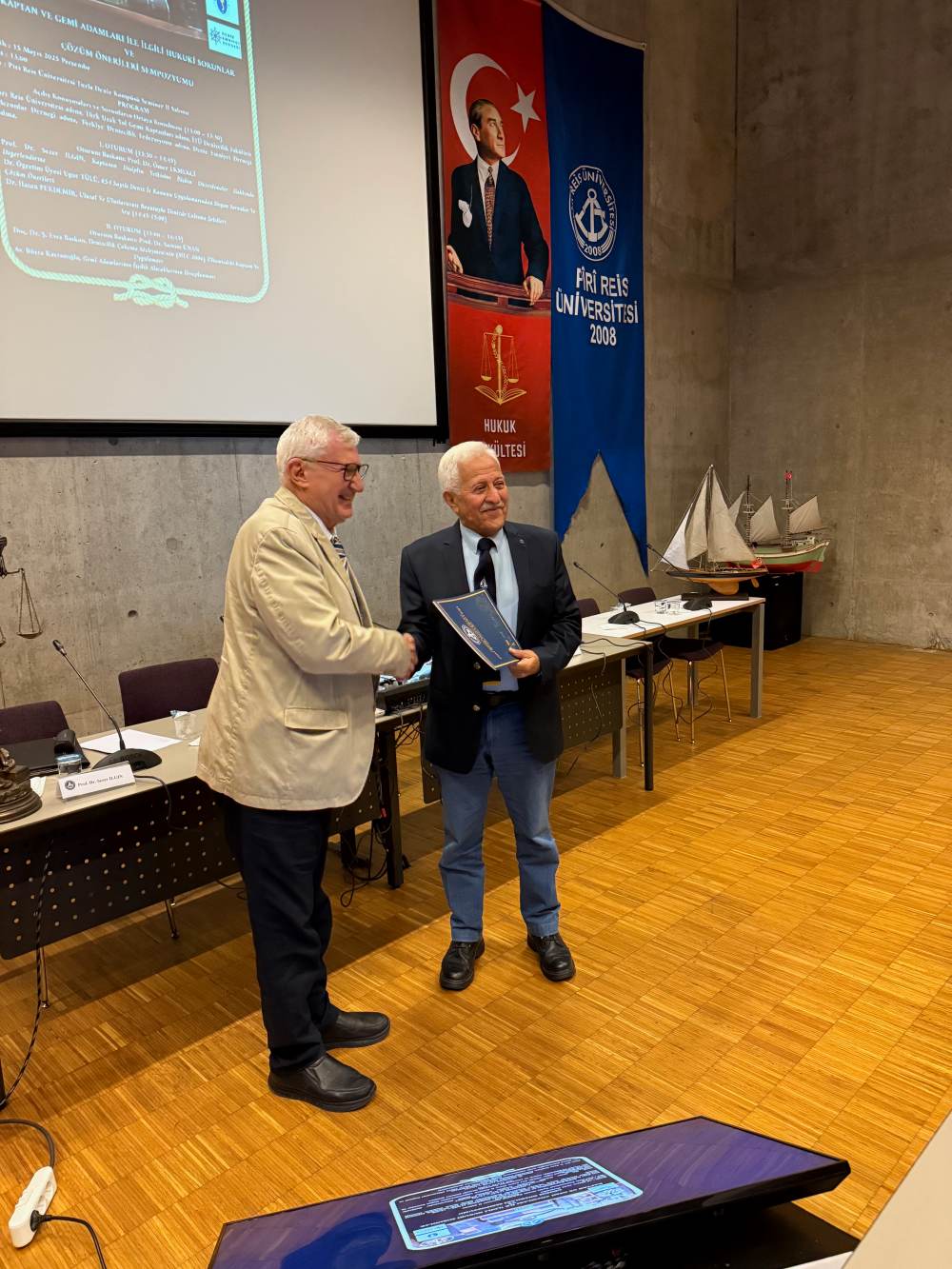 DENİZCİLİK SEKTÖRÜNDE HUKUKİ SORUNLAR PİRİ REİS ÜNİVERSİTESİ'NDE MASAYA YATIRILDI