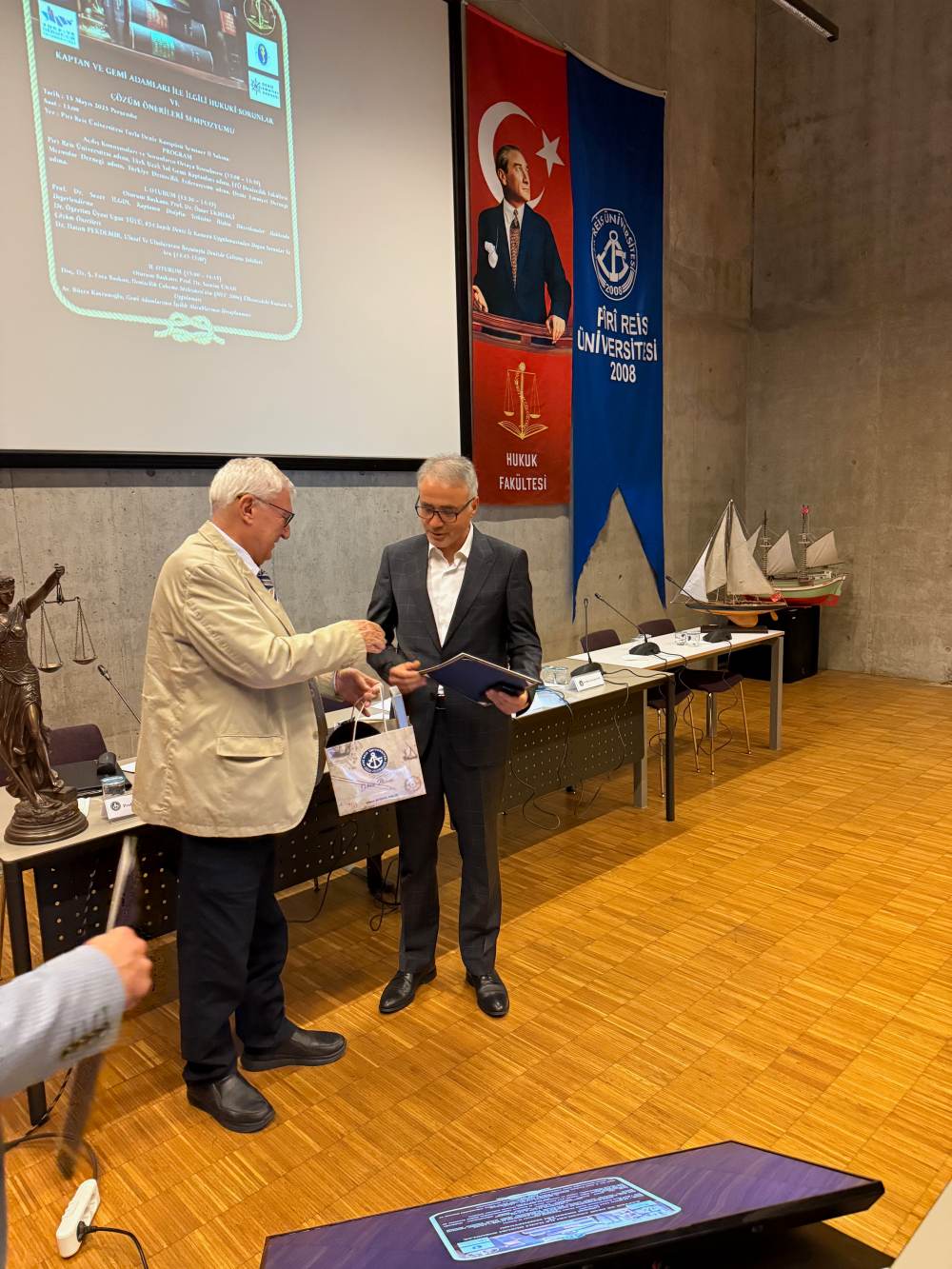 DENİZCİLİK SEKTÖRÜNDE HUKUKİ SORUNLAR PİRİ REİS ÜNİVERSİTESİ'NDE MASAYA YATIRILDI