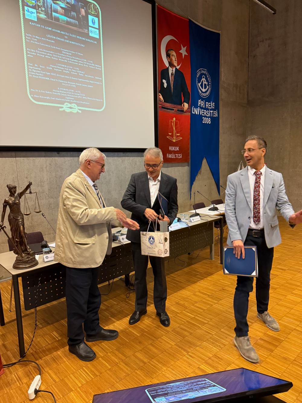 DENİZCİLİK SEKTÖRÜNDE HUKUKİ SORUNLAR PİRİ REİS ÜNİVERSİTESİ'NDE MASAYA YATIRILDI