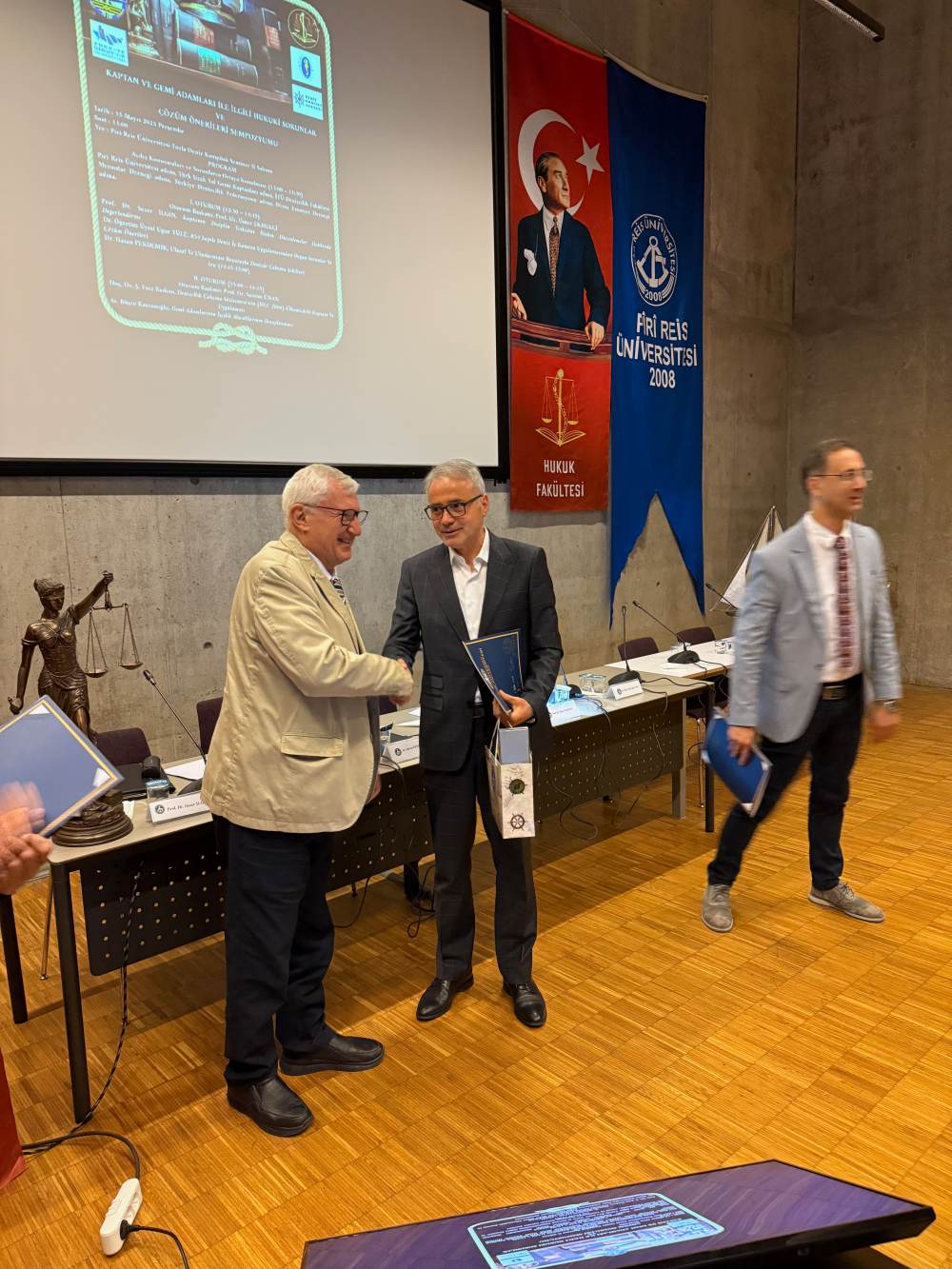 DENİZCİLİK SEKTÖRÜNDE HUKUKİ SORUNLAR PİRİ REİS ÜNİVERSİTESİ'NDE MASAYA YATIRILDI