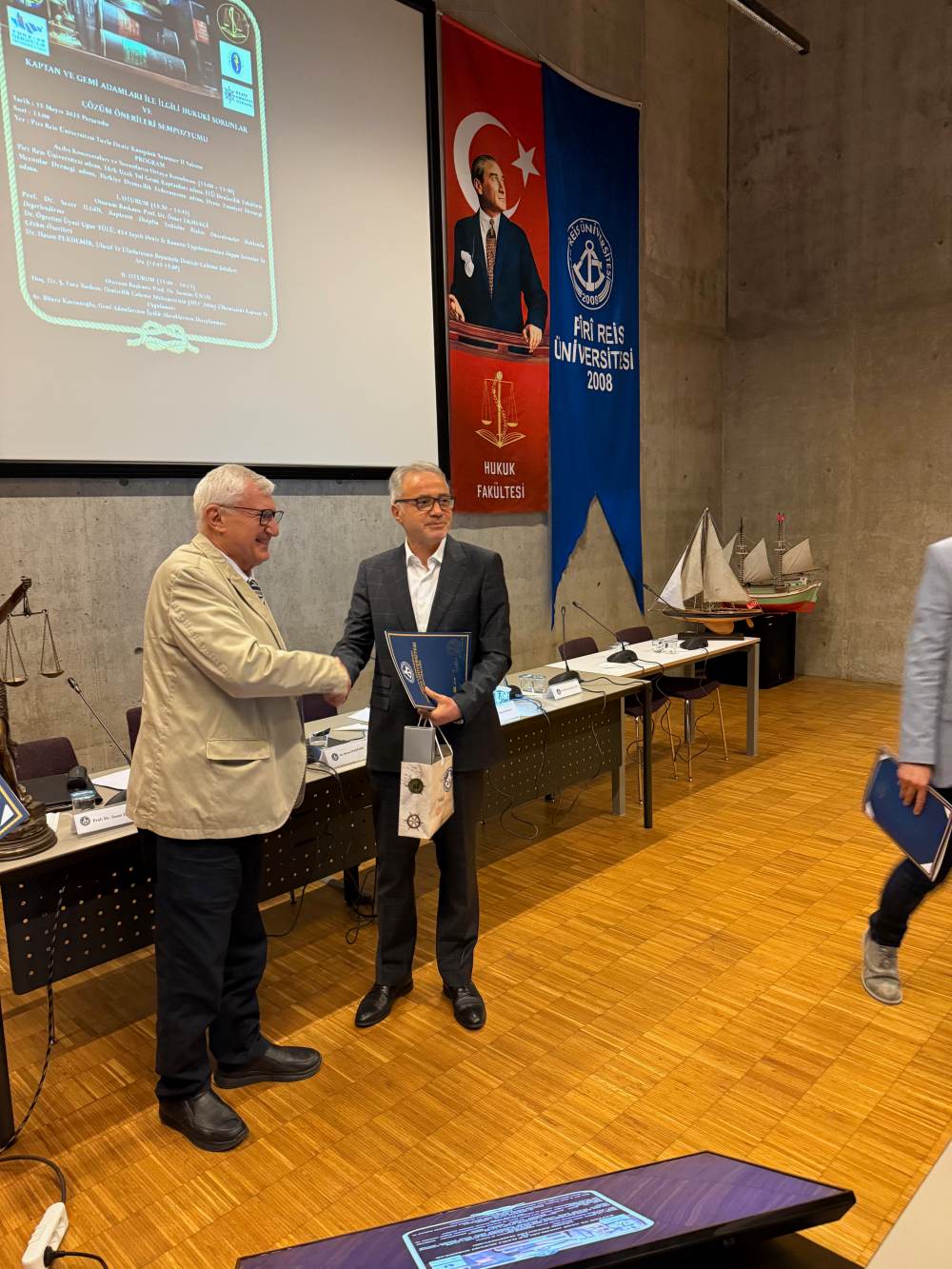 DENİZCİLİK SEKTÖRÜNDE HUKUKİ SORUNLAR PİRİ REİS ÜNİVERSİTESİ'NDE MASAYA YATIRILDI