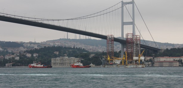 Boğaz'dan platform geçti...