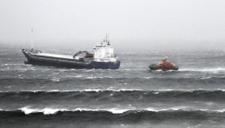 Fırtınada arızalanan gemiye yardım