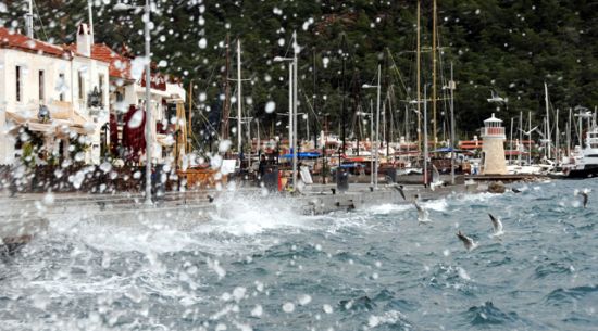 Lodos Bodrum ve Marmaris'i Dağıttı