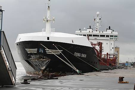 Fionia Swan adlı tanker rıhtıma bindirdi