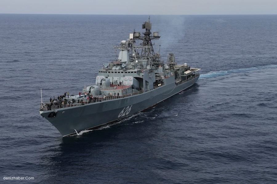 Yabancı gazeteciler Suriye&#039;deki Rus gemisinde