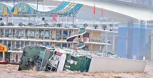 Çin&#039;de Restoran Gemisi Sele Kapıldı