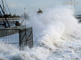 Salacak&#039;ta 3 Gemi Kıyıya Vurdu