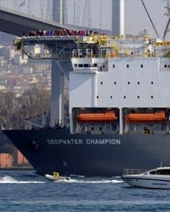 Dev petrol arama gemisine protesto