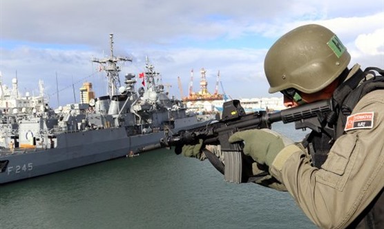 Onları  AMFİBİ ve SAT Komandoları  Koruyor