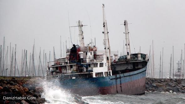 Pendik'te Kuru Yük Gemisi Karaya Oturdu