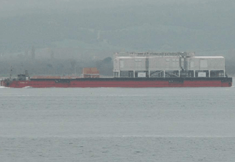 Şat taşıyan gemi Boğaz'dan geçti