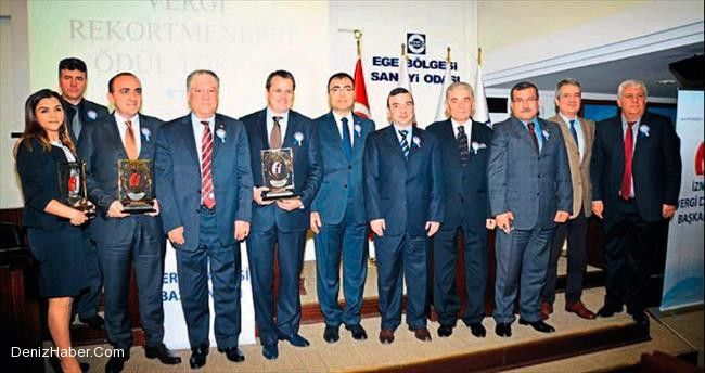 En fazla vergi ödeyen ilk üç mükellefe plaketleri verildi