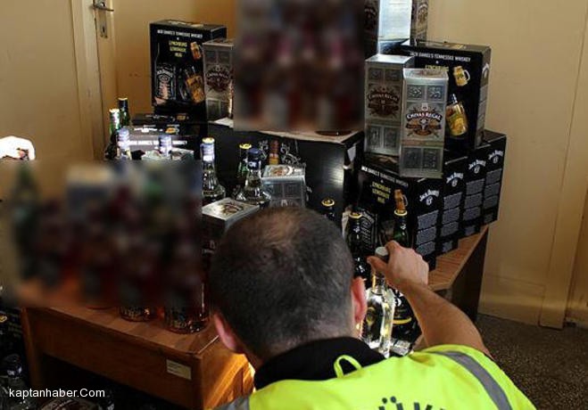 İzmir'de Bir Gemide Kaçak İçki Operasyonu Yapıldı