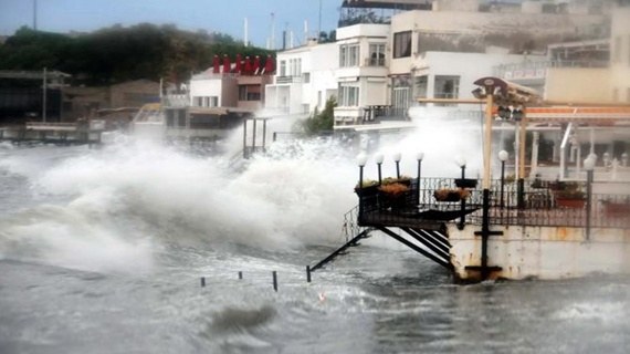 Bodrum'da Dalgalar Sahilleri Dövüyor
