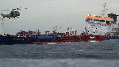 YM Uranüs römorkörle Brest&#039;e çekiliyor