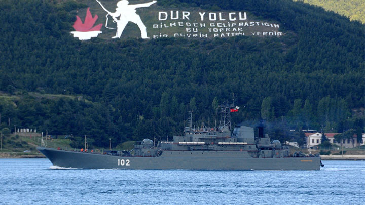 İki Askeri Gemi Çanakkale Boğazı'ndan Geçti