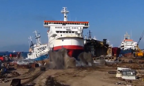 İşte Çevreci Geminin Karaya Oturma Sahneleri