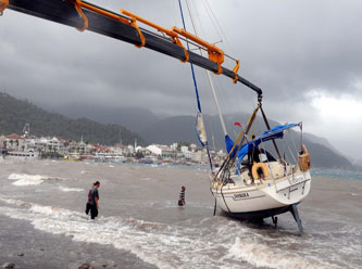 Batan tekne vinçle kurtarıldı