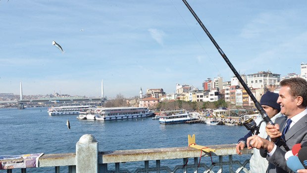 Sarıgül Galata Köprüsü&#039;nde Balık Tuttu